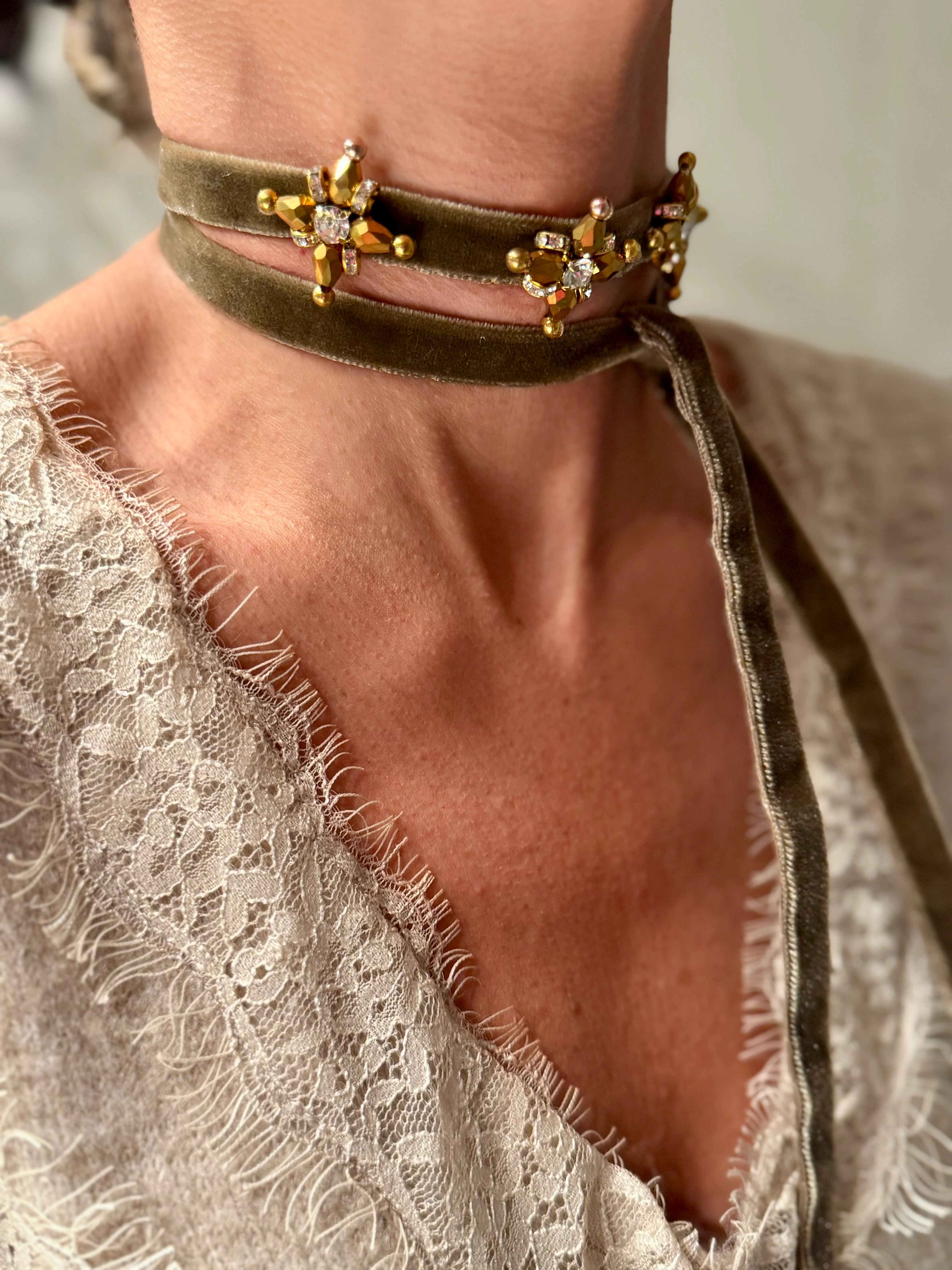 Collar de terciopelo tostado - Image 4