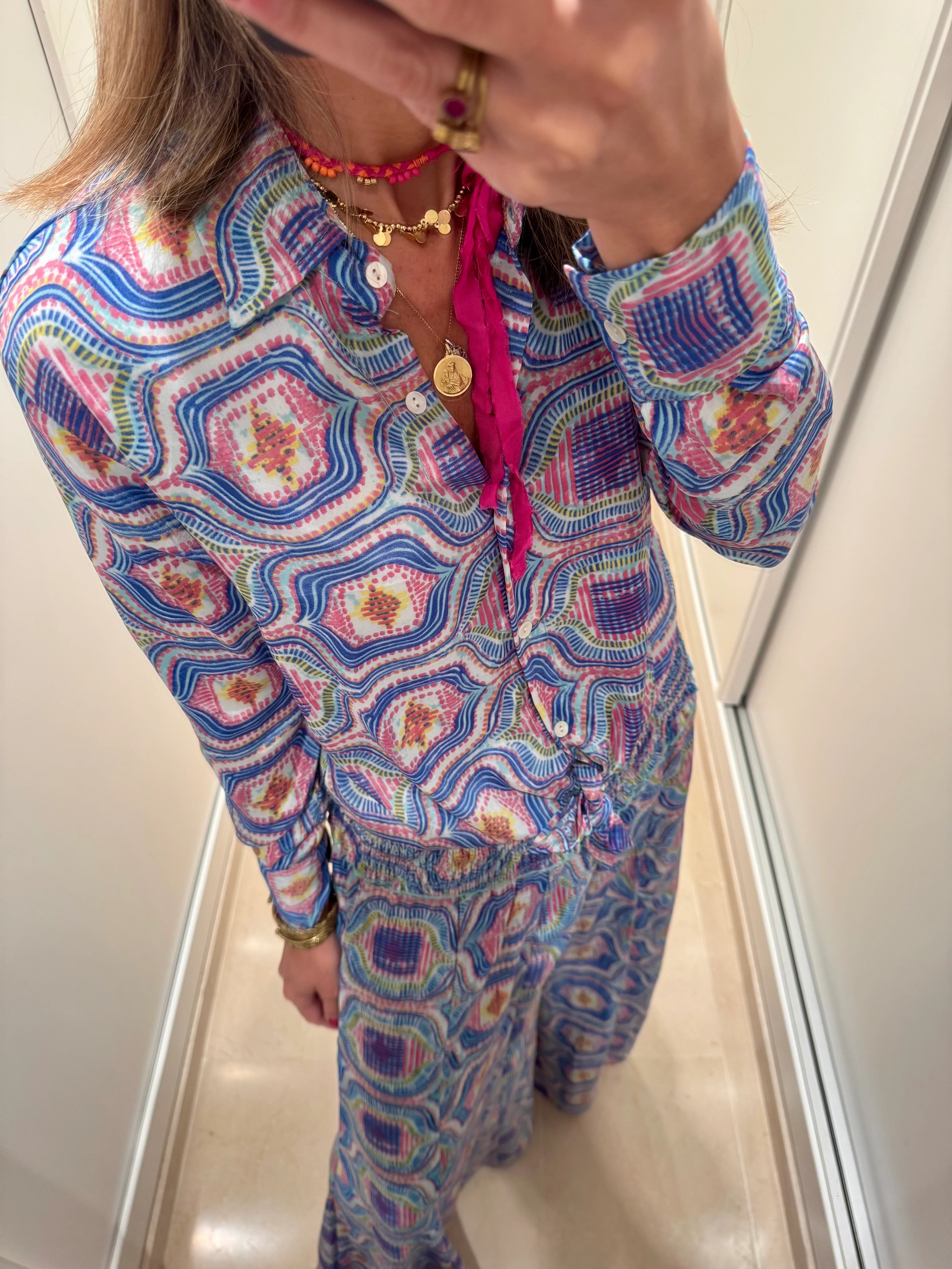 Conjunto pantalón geométrico azul y rosa - Image 3