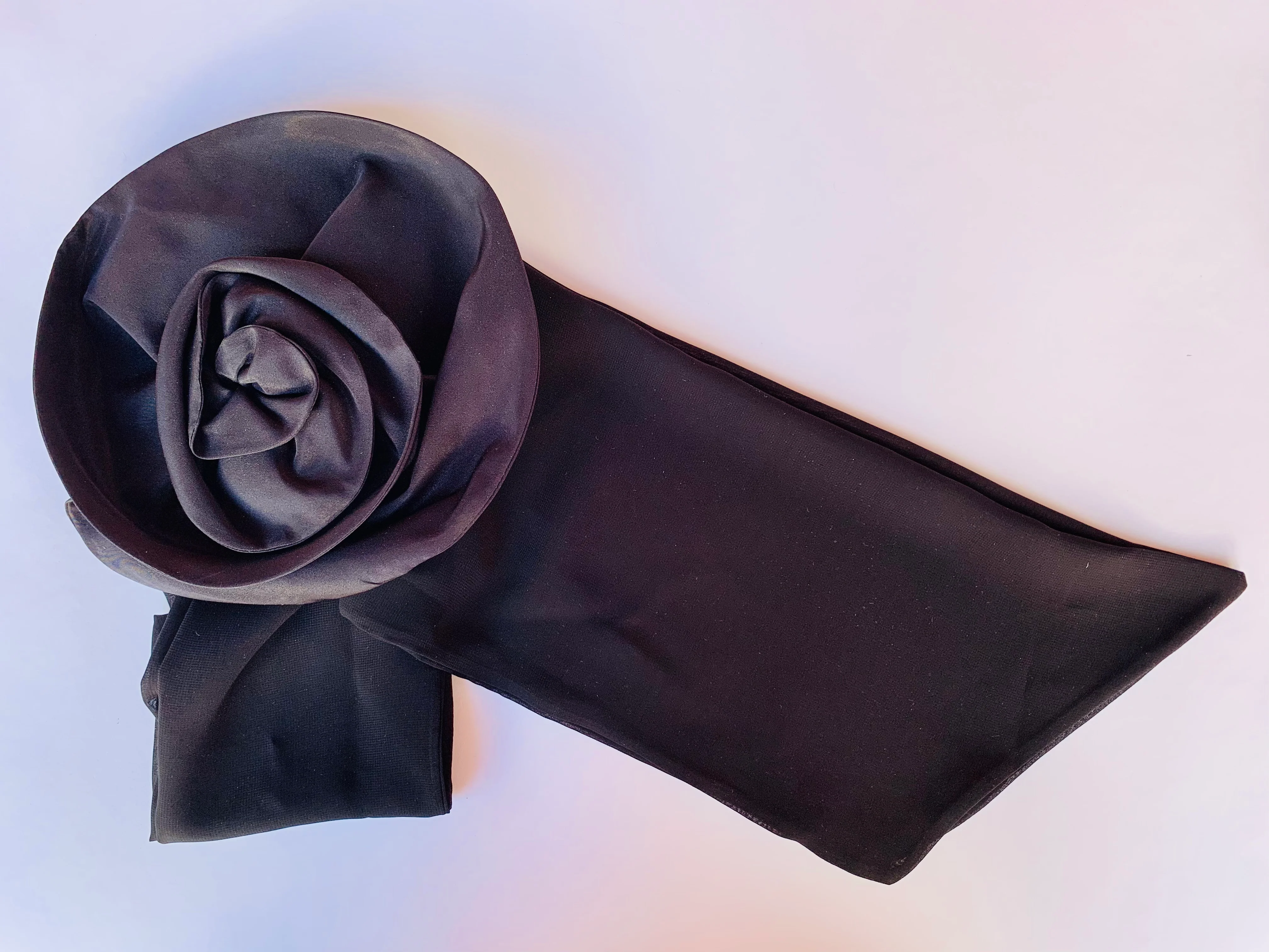 Lazada con flor negro