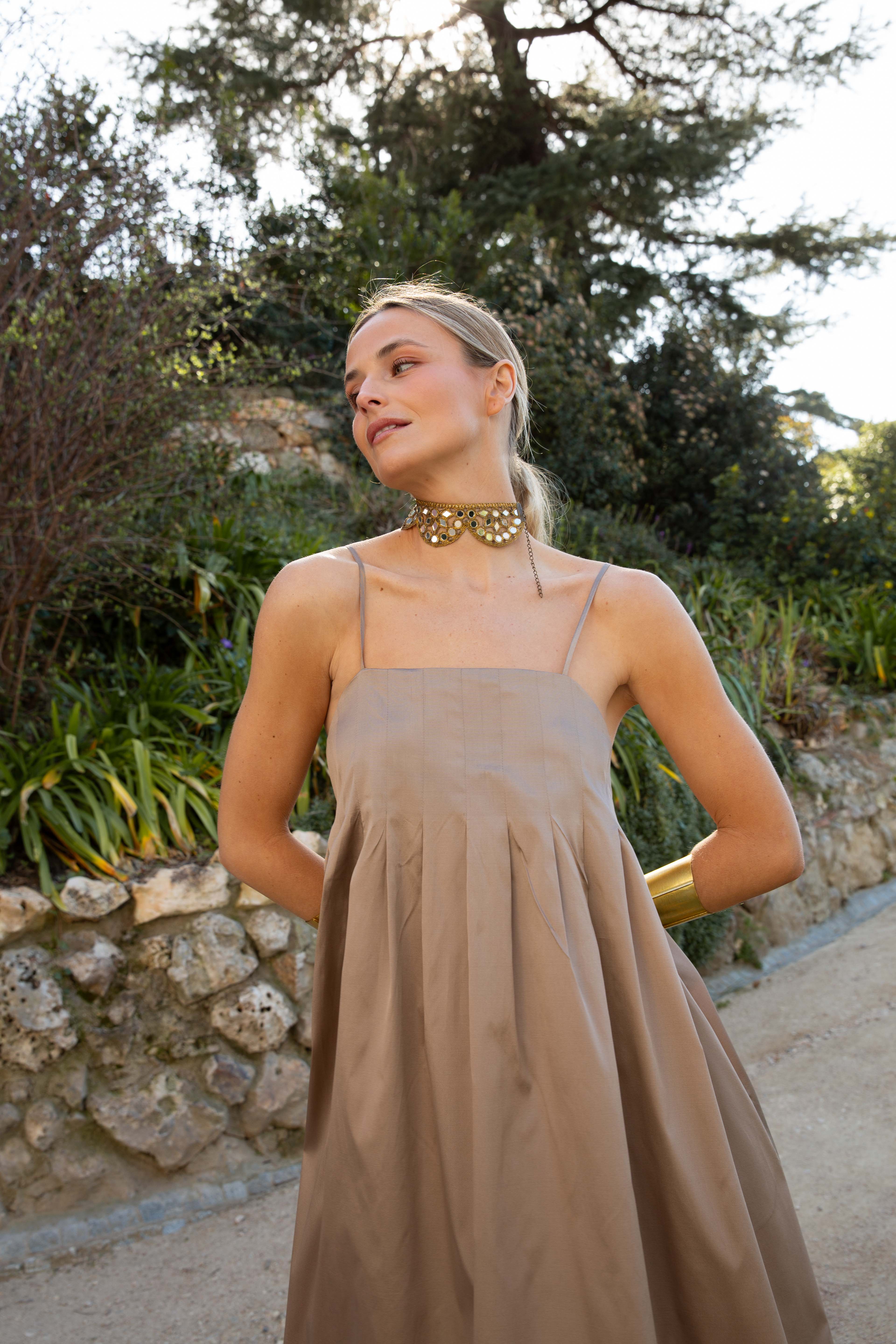 Vestido Medusa beis doradito - Image 5